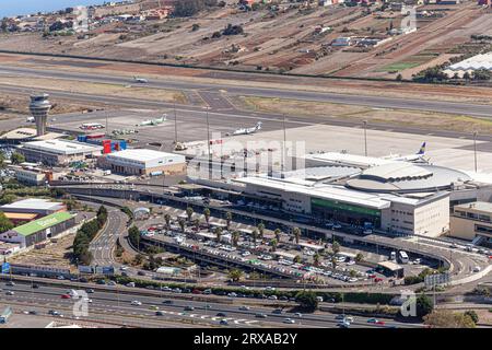 Blick aus der Vogelperspektive auf den Flughafen Los Rodeos (Insel Teneriffa) Stockfoto