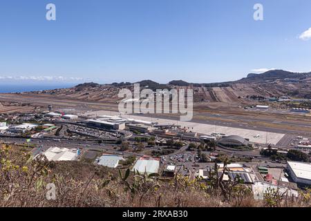 Blick aus der Vogelperspektive auf den Flughafen Los Rodeos (Insel Teneriffa) Stockfoto