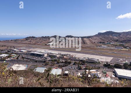 Blick aus der Vogelperspektive auf den Flughafen Los Rodeos (Insel Teneriffa) Stockfoto