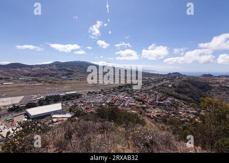 Blick aus der Vogelperspektive auf den Flughafen Los Rodeos (Insel Teneriffa) Stockfoto