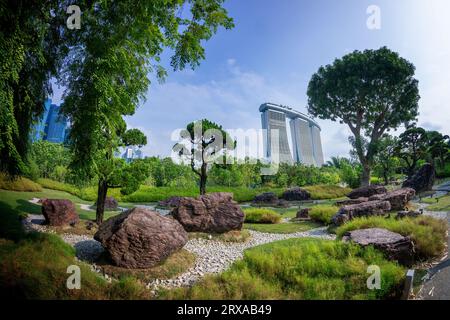 Serene Garden inspiriert vom Konzept der japanischen Zen-Gärten mit dem berühmten Gebäude Marina Bay Sands im Hintergrund. Gardens by the Bay, Singapur Stockfoto