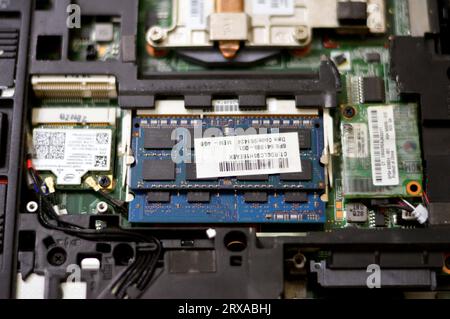 Kairo, Ägypten, 5. September 2023: Wartung eines Laptops, Behebung eines Problems in einer Computerhardware, Austausch von PC-Komponenten, Fixierung und technische Unterstützung Stockfoto