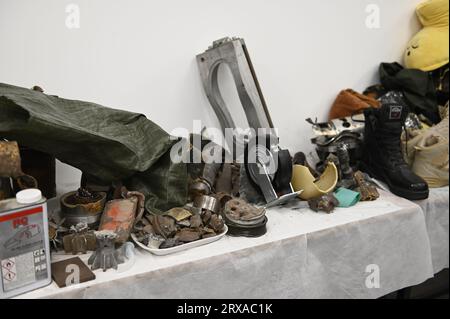 Tel Aviv, Israel. September 2023. Beschlagnahmte Gegenstände am Grenzübergang Kerem Shalom, Waffen, Schuhe und Chemikalien, 6. September 2023 Credit: Naegele Eliska/CTK Photo/Alamy Live News Stockfoto