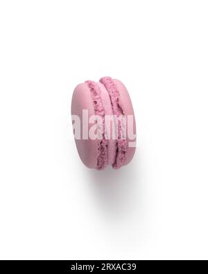 Rosa französischer Macaron-Blick von oben isoliert auf weißem Hintergrund mit Schatten Stockfoto