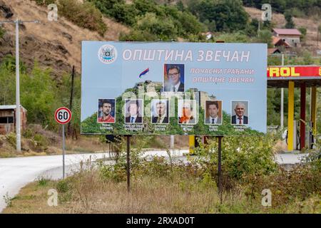 Ein Banner zeigt prominente Persönlichkeiten, darunter den serbischen Präsidenten Aleksandar Vucic an der Spitze, den serbischen Tennisspieler Novak Djokovic ganz links und den russischen Präsidenten Wladimir Putin in der Mitte, direkt unterhalb von Vucic, neben Marko Curic. Dieses Banner ist gut sichtbar entlang der Straße nach Leposavic und Bansjka, wo ein kosovarischer Polizist am Morgen des 24. September 2023 ihr Leben verlor, während der andauernden bewaffneten Konfrontation zwischen der kosovarischen Polizei und einer bewaffneten Gruppe, die angeblich von Belgrad unterstützt wurde. (VX Photo/Vudi Xhymshiti) Stockfoto