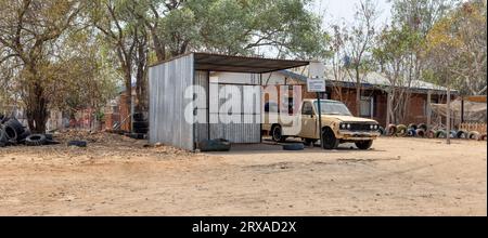 afrikanische Township eine leere Hütte eines Straßenhändlers, der Reifen auf einer unbefestigten Straße in der Stadt repariert Stockfoto