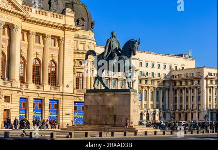 Bronzestatue von König Karl I., erster König von Rumänien. Auf seinem Pferd, vor der Zentralbibliothek der Universität, Calea Victoriei, Bukarest, Rumänien Stockfoto