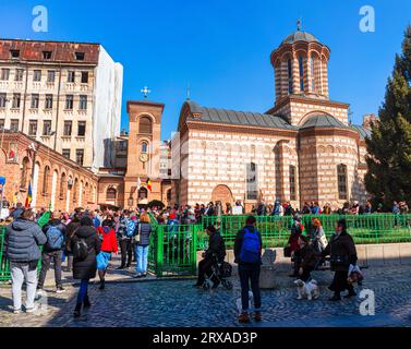 Gläubige und Touristen treffen sich vor der Kirche von Curtea Veche, Biserica Curtea Veche, die dem Heiligen Antonius Bukarest, Rumänien, gewidmet ist Stockfoto