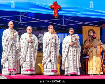 Rumänische othodoxe Priester Curtea Veche Kirche Biserica Curtea Veche die älteste Kirche in Bukarest, die dem Heiligen Antonius gewidmet ist, Bukarest, Rumänien Stockfoto