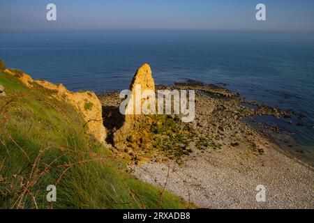 Blick auf die Küste der Normandie mit Stacheldraht im Vordergrund von Pointe du hoc Stockfoto