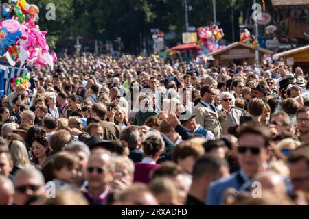 München, Deutschland. September 2023. Tausende von Menschen drängen sich auf dem Gelände des Oktoberfests. Die Wiesn findet vom 16. September bis 3. Oktober 2023 statt. Quelle: Peter Kneffel/dpa/Alamy Live News Stockfoto