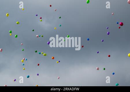 München, Deutschland. September 2023. Bunte Ballons fliegen nach dem Wiesnwirte-2023-Quadratkonzert in den Himmel. Die Wiesn findet vom 16. September bis 3. Oktober 2023 statt. Quelle: Peter Kneffel/dpa/Alamy Live News Stockfoto