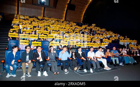 (L-R, vordere Reihe) Park Yoon-Seo, Park in-je, Ryu Seung-Ryong, Han Hyo-Joo, Cha Tae-Hyun, Park Hee-Soon, Yoo Seung-Mok, Kim Da-Hyun, Kim Joong-Hee, Park Kwang-Jae, Lee Jung-Ha, Kim Do-Hoon und Park Byung-Eun, 20. September 2023: die Direktoren Park Yoon-Seo und Park in-je sowie die Schauspieler Ryu Seung-Ryong, Han Hyo-Joo, Cha Tae-Hyun, Park Hee-Soon, Yoo Seung-Mok, Kim da-Hyun, Kim Joong-Hee, Park Kwang-Jae, Lee Jung-Ha, Kim Do-Hoon und Park Byung-Eun besuchen einen Bühnengruß für die Disney-Originalserie „Moving“, bevor die letzten drei Episoden des Dramas für Fans in einem Kino gezeigt werden Stockfoto