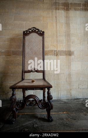 Ein Holzstuhl in der Long Gallery im Chastleton House in Oxfordshire Stockfoto