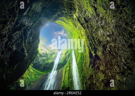 Wunderschöne Wasserfälle an sonnigen Tagen, Blick von unten Madakaripura Wasserfall ist der höchste Wasserfall in Ost-Java, Indonesien Stockfoto