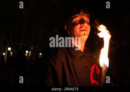 Barcelona, Spanien. September 2023. Ein Mann mit einer angezündeten Fackel Minuten vor dem Anzünden der Pyrotechnik seiner Gefährten als Teil des Correfoc de la Mercè. La Mercè (Katalanisch) ist Barcelonas wichtigstes Festival. Es wird jedes Jahr um den 24. September, dem Tag der Jungfrau von La Merced, gefeiert. Quelle: SOPA Images Limited/Alamy Live News Stockfoto