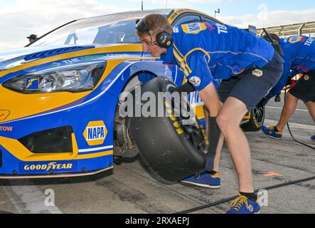 Silverstone, Großbritannien. September 2023. Mechaniker arbeiten am Auto von Dan Cammish, NAPA Racing UK, Ford Focus ST während der Kwik Fit British Touring Car Championships (BTCC) in Silverstone, Towcester, Northamptonshire, UK am 23. September 2023. LFP/Alamy Live News Stockfoto