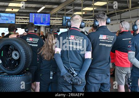 Silverstone, Großbritannien. September 2023. Toyota Gazoo Racing Team beobachtet aus den Boxen während der Kwik Fit British Touring Car Championships (BTCC) in Silverstone, Towcester, Northamptonshire, Großbritannien am 23. September 2023. LFP/Alamy Live News Stockfoto