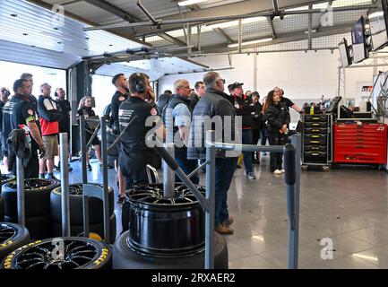 Silverstone, Großbritannien. September 2023. Toyota Gazoo Racing Team beobachtet aus den Boxen während der Kwik Fit British Touring Car Championships (BTCC) in Silverstone, Towcester, Northamptonshire, Großbritannien am 23. September 2023. LFP/Alamy Live News Stockfoto