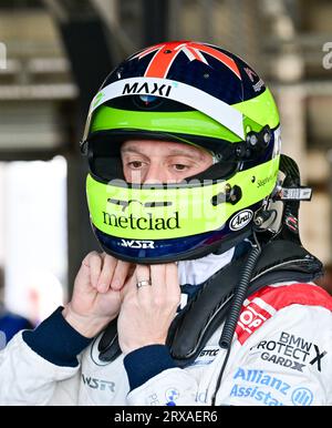 Silverstone, Großbritannien. September 2023. Stephen Jelley, Team BMW, BMW 330e M Sport in der Boxengasse während der Kwik Fit British Touring Car Championships (BTCC) in Silverstone, Towcester, Northamptonshire, UK am 23. September 2023. LFP/Alamy Live News Stockfoto