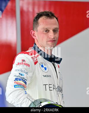 Silverstone, Großbritannien. September 2023. Stephen Jelley, Team BMW, BMW 330e M Sport in der Boxengasse während der Kwik Fit British Touring Car Championships (BTCC) in Silverstone, Towcester, Northamptonshire, UK am 23. September 2023. LFP/Alamy Live News Stockfoto