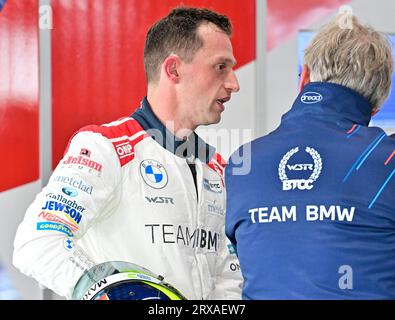 Silverstone, Großbritannien. September 2023. Stephen Jelley, Team BMW, BMW 330e M Sport in der Boxengasse während der Kwik Fit British Touring Car Championships (BTCC) in Silverstone, Towcester, Northamptonshire, UK am 23. September 2023. LFP/Alamy Live News Stockfoto