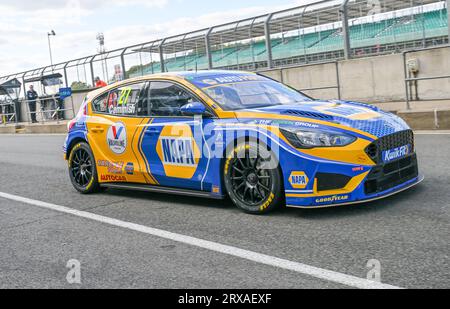 Silverstone, Großbritannien. September 2023. Dan Cammish, NAPA Racing UK, Ford Focus ST verlässt die Boxengasse während der Kwik Fit British Touring Car Championships (BTCC) in Silverstone, Towcester, Northamptonshire, UK am 23. September 2023. LFP/Alamy Live News Stockfoto