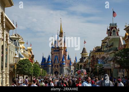 Orlando, USA - 25. Juli 2023: Eine Menge Besucher im Disney World Magic Kingdom Park, vor dem Cinderella Castle. Stockfoto