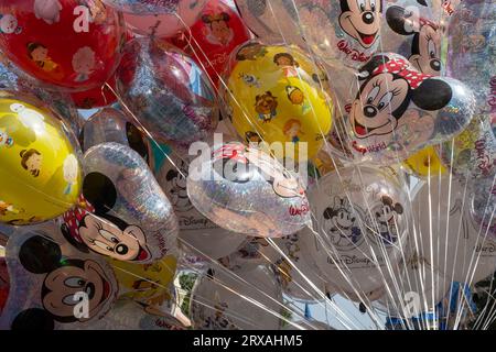 Orlando, USA - 25. Juli 2023: Eine Vielzahl von Farben und Designs von Disney Ballons zum Verkauf in Disney World. Stockfoto