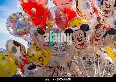 Orlando, USA - 25. Juli 2023: Eine Vielzahl von Farben und Designs von Disney Ballons zum Verkauf in Disney World. Stockfoto