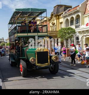 Orlando, USA - 25. Juli 2023: Disney World Magic Kingdom Hauptstrasse Doppeldecker Omnibus. Stockfoto