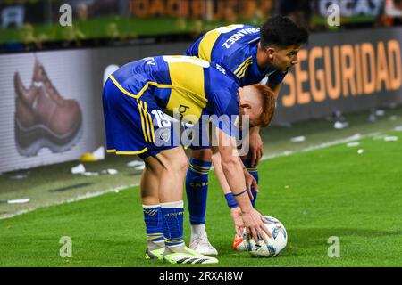 Buenos Aires, Argentinien. September 2023. Valentin Barco und Guillermo Pol Fernandez von Boca Juniors spielten während des Ligaspiels zwischen Boca Juniors und CA Lanus am 23. September 2023 im La Bombonera Stadium in Buenos Aires, Spanien. (Foto: Santiago Joel Abdala/PRESSINPHOTO) Credit: PRESSINPHOTO SPORTS AGENCY/Alamy Live News Stockfoto