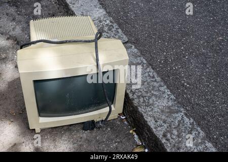 Überwachung, die als Verunreinigung und Recycling von elektronischen Komponenten in die Straße geworfen wird Stockfoto