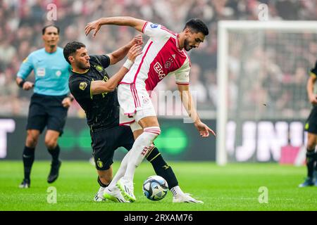 Amsterdam, Niederlande. September 2023. Amsterdam - Santiago Gimenez von Feyenoord, Josip Sutalo von Ajax während des Eredivisie-Spiels zwischen Ajax und Feyenoord in der Johan Cruijff Arena am 24. September 2023 in Amsterdam, Niederlande. Anrede: Box to Box Pictures/Alamy Live News Stockfoto