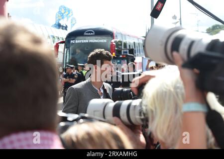 München, Deutschland. September 2023. Thomas Müller vom FC Bayern München gibt ein Interview vor dem Käferzelt. Die 188. Wiesn findet in diesem Jahr vom 16.09. Bis 03.10.2023 statt. Quelle: Felix Hörhager/dpa/Alamy Live News Stockfoto