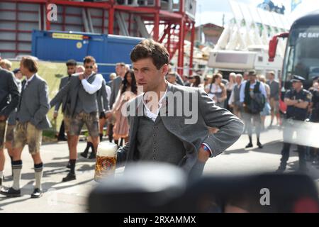 München, Deutschland. September 2023. Thomas Müller vom FC Bayern München geht ins Käferzelt. Die 188. Wiesn findet in diesem Jahr vom 16.09. Bis 03.10.2023 statt. Quelle: Felix Hörhager/dpa/Alamy Live News Stockfoto