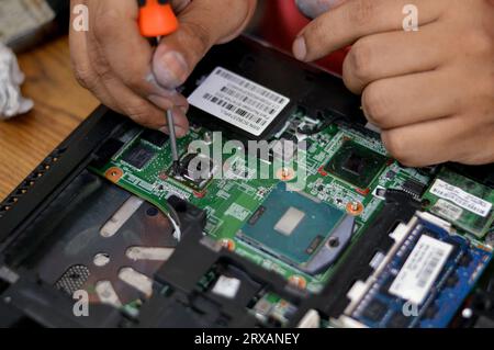 Kairo, Ägypten, 10. September 2023: Wartung des Kühlsystems eines Laptops, Behebung eines Problems in einer Computerhardware, Austausch von PC-Komponenten, Fixierung Stockfoto