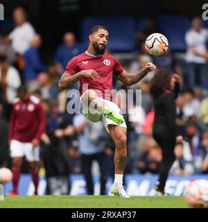 London, Großbritannien. September 2023. Douglas Luiz von Aston Villa erwärmt sich während des Premier League-Spiels zwischen Chelsea und Aston Villa in Stamford Bridge, London, England am 24. September 2023. Foto von Ken Sparks. Nur redaktionelle Verwendung, Lizenz für kommerzielle Nutzung erforderlich. Keine Verwendung bei Wetten, Spielen oder Veröffentlichungen eines einzelnen Vereins/einer Liga/eines einzelnen Spielers. Credit: UK Sports Pics Ltd/Alamy Live News Stockfoto