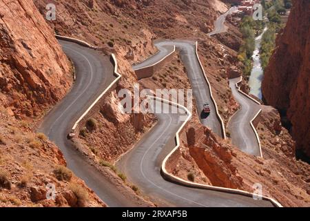 Eine Straße im Zickzack durchquert das Dades-Tal, Marokko Stockfoto