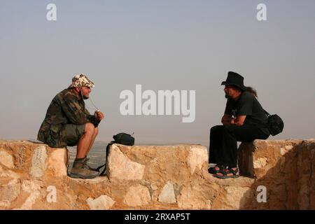 Zwei Touristen auf den Zinnen der Zitadelle in Palmyra, Syrien Stockfoto