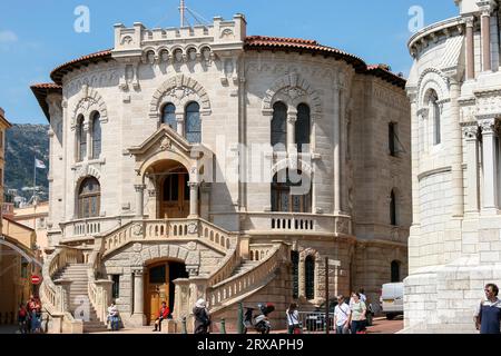 MONTE CARLO, MONACO - 19. APRIL; Rundbau in der Altstadt von Monte Carlo Monaco am 19. April 2006. Nicht identifizierte Personen Stockfoto