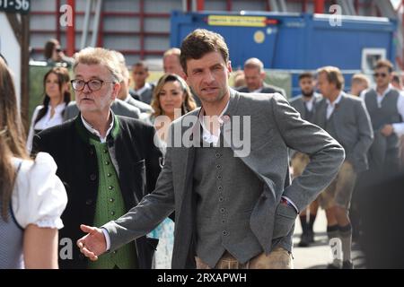 München, Deutschland. September 2023. Thomas Müller vom FC Bayern München geht ins Käferzelt. Die 188. Wiesn findet in diesem Jahr vom 16.09. Bis 03.10.2023 statt. Quelle: Felix Hörhager/dpa/Alamy Live News Stockfoto