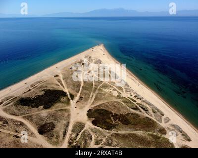 Griechenland, september 2023. Blick aus der Vogelperspektive auf den Strand von Epanomi. Stockfoto