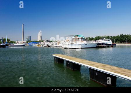 Boote im Yachthafen und Kohlekraftwerk, Datteln-Hamm-Kanal, Ruenthe, Bergkamen, Nordrhein-Westfalen, Deutschland Stockfoto