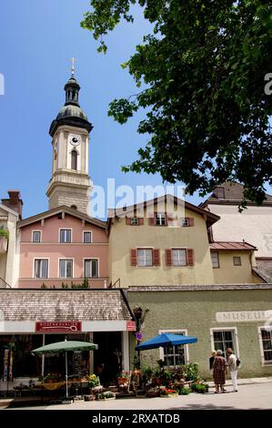 Blumenladen und Museum vor der Kirche St. Oswald, Traunstein, Bayern, Deutschland Stockfoto