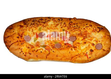 Käse-Fougasse-Brot mit grünen Paprikasscheiben, Käse und geschnittener Wurst, die im Ofen gebacken werden, ist eine typische Brotsorte Stockfoto