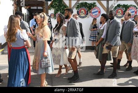 München, Deutschland. September 2023. Die Spieler des FC Bayern München gehen ins Käferzelt. Die 188. Wiesn findet in diesem Jahr vom 16.09. Bis 03.10.2023 statt. Quelle: Felix Hörhager/dpa/Alamy Live News Stockfoto