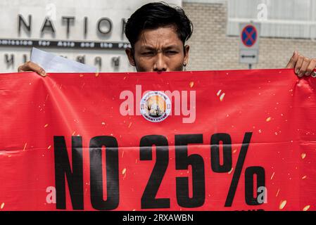 Bangkok, Thailand. September 2023. Ein Demonstrant hält während der Demonstration vor dem Gebäude der Vereinten Nationen in Bangkok ein Banner. Birmanische Arbeiter in Thailand versammelten sich vor dem Gebäude der Vereinten Nationen, um gegen die Militärregierung Myanmars zu protestieren, nachdem sie allen birmanischen Arbeitern im Ausland befohlen hatten, mindestens 25 Prozent ihres Fremdwährungseinkommens an das Banksystem des Landes abzugeben. Quelle: SOPA Images Limited/Alamy Live News Stockfoto
