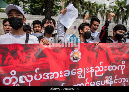 Bangkok, Thailand. September 2023. Die Demonstranten halten ein Banner, das ihre Meinung während der Demonstration vor dem Gebäude der Vereinten Nationen in Bangkok zum Ausdruck bringt. Birmanische Arbeiter in Thailand versammelten sich vor dem Gebäude der Vereinten Nationen, um gegen die Militärregierung Myanmars zu protestieren, nachdem sie allen birmanischen Arbeitern im Ausland befohlen hatten, mindestens 25 Prozent ihres Fremdwährungseinkommens an das Banksystem des Landes abzugeben. Quelle: SOPA Images Limited/Alamy Live News Stockfoto