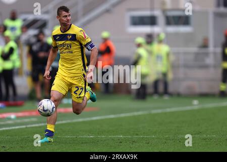 Pawel Dawidowicz vom Hellas Verona FC kontrolliert den Ball beim Spiel der Serie A zwischen AC Mailand und Hellas Verona im Stadio Giuseppe Meazza am 23. September 2023 in Mailand. Stockfoto